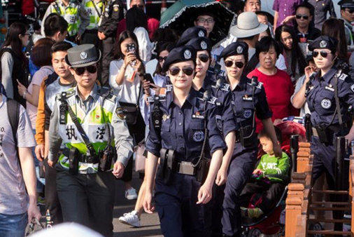 五一小长假西湖美女巡逻队亮相 成为人海中的一道风景