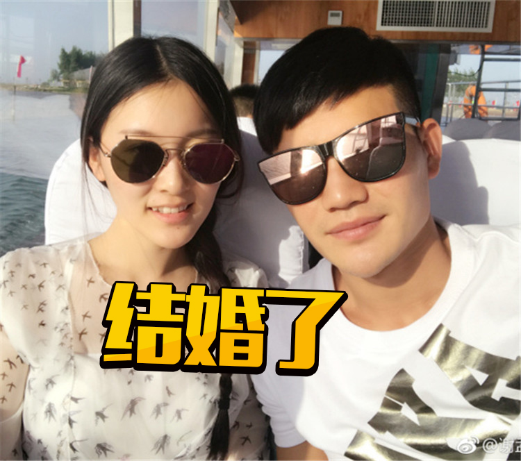 “小兵张嘎”谢孟伟结婚了,笑起来有小虎牙的老婆好可爱
