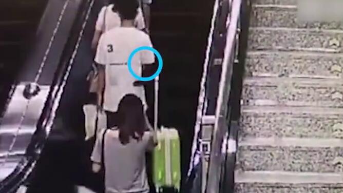 男子地铁猥亵被拘 视频截图曝光(图)