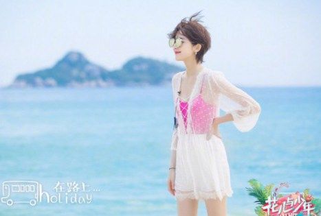 《花少3》娜扎江疏影上演泳装秀 全身白得发光《花儿与少年》娜扎、江疏影上演泳装秀，身材性感迷人！娜扎晒出了几个人在海边的自拍照。几位女星簇拥合影看来感情不错，娜扎更是白得发光...【详细】时政|地市|社会|娱乐 