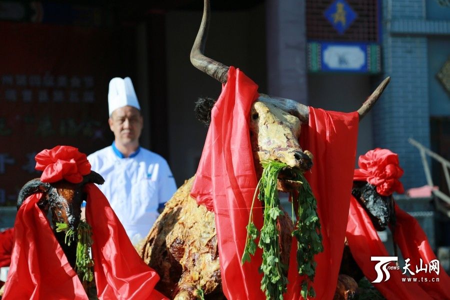 巴州第四届美食节开幕 300种美食吸引游客尝鲜