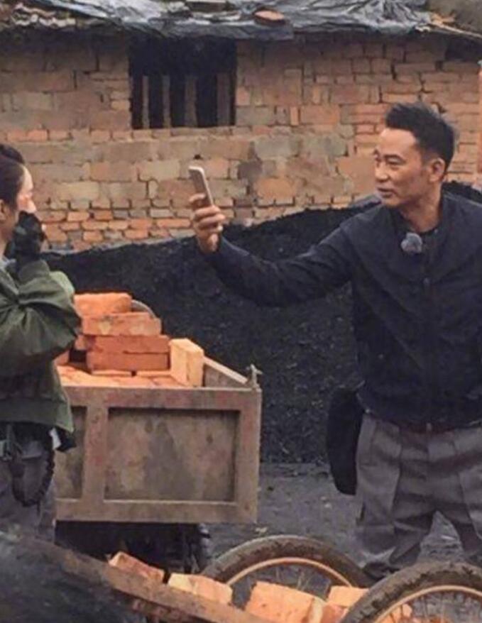 任达华撩赵丽颖称可否照张相 颖宝评论区求关注