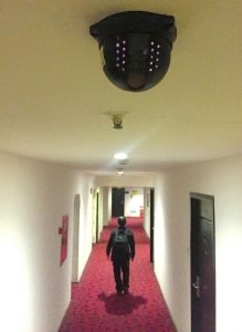 成都某宾馆过道安装的监控摄像头。