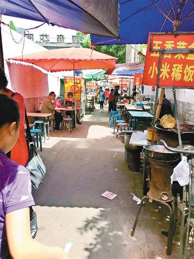 小巷变成“美食一条街” 道路拥堵市民通行不便