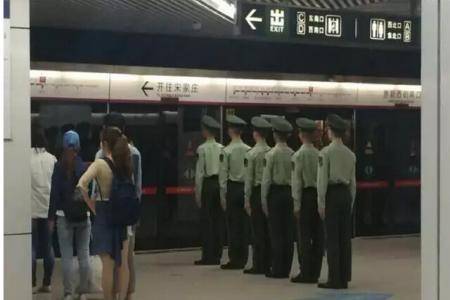 北京地铁一幕，他们的举动震撼了14亿国民
