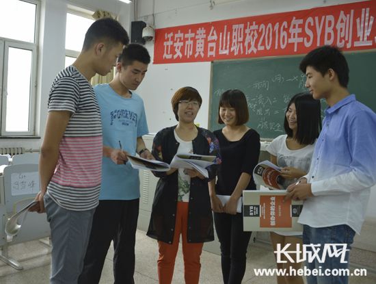 培训教师指导学生做创业企划书。朱艳辉 摄