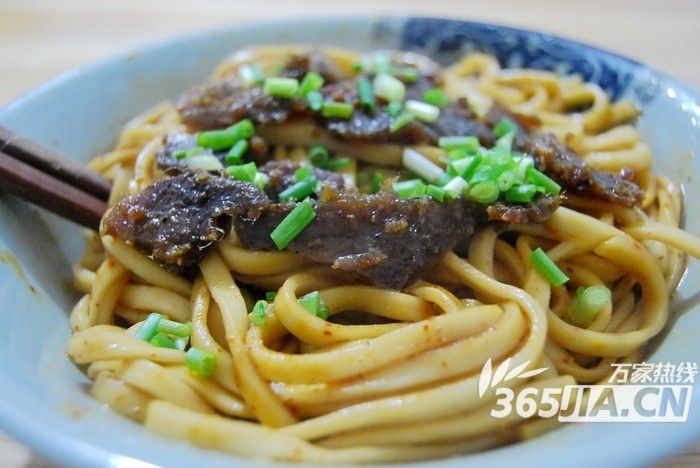 胖姐面馆拌面辣味购足，再加上醋真心好吃。