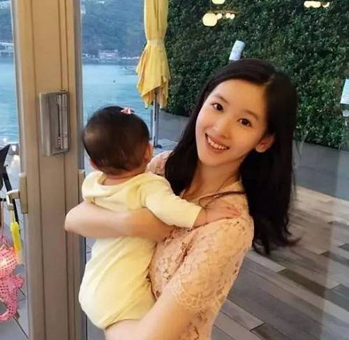 此前除了和刘强东的恋情,奶茶妹妹的经济身份更多是投资人。据说因为Uber等项目的成功退出,引来刘强东大力赞扬,后来还参与了刘强东家族基金的投资管理。