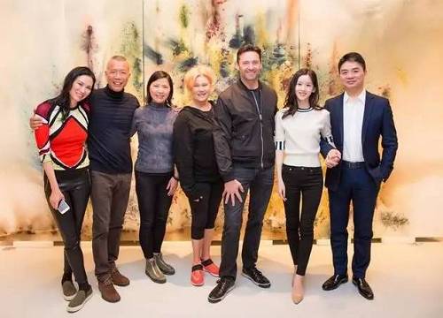 尽管如此,邓文迪作为美国传媒大亨默多克的前妻,在美国的时尚、媒体圈依然占有举足轻重的地位,和现任总统特朗普的女儿伊万卡更是铁闺蜜,加上媒人这层关系,实力不容小觑。不知道邓文迪和奶茶妹妹,这两个看似性格、做事路径不一样,但都和男性资源有着密不可分的人,在一起会不会有更多的故事。