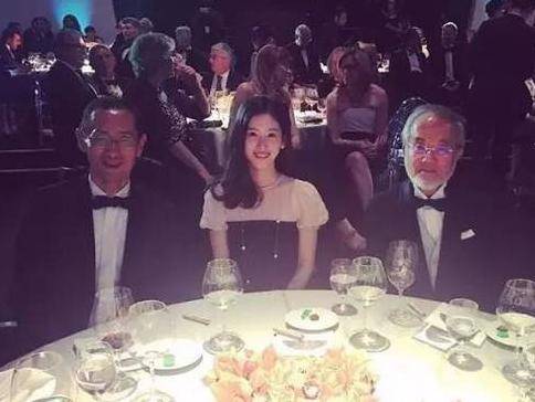 奶茶妹妹代表老公请来美国大半个时尚圈，一个小瑕疵格外抢眼