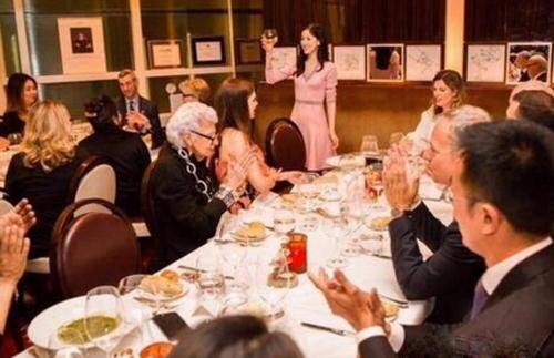 奶茶妹妹代表老公请来美国大半个时尚圈，一个小瑕疵格外抢眼