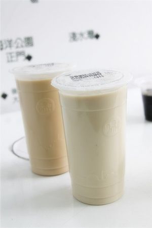 逛街累了喝杯奶茶歇歇脚 品步行街地下铁迷人奶茶香