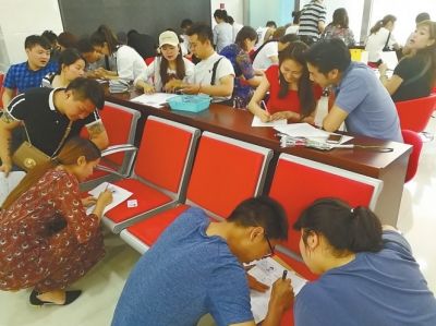 “520”郑州895对新人领证 有小伙凌晨1点来排队