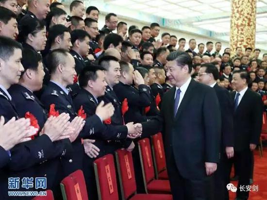  （图：5月19日，全国公安系统英雄模范立功集体表彰大会在北京人民大会堂举行。会前，习近平、李克强、刘云山等会见与会代表。）