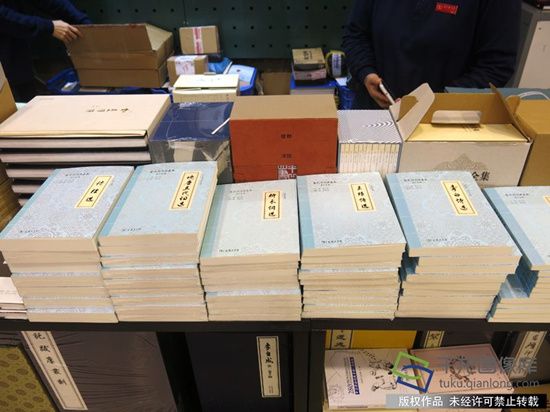 2015年4月，商务印书馆策划出版的这套“古代诗词典藏本”，筛选了中国诗歌史上最负盛名的20余位名家的优秀作品，加以注释、评赏。千龙网记者 纪敬摄