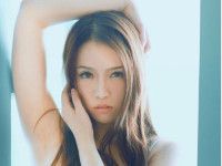没有一点点防备孩子在地铁车厢里就尿了 还溅了别人一身