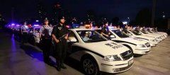 飚英语秀出国际范 杭州警察救了迷路外国美女模