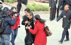 女记者采访遭抱摔 房地产公司员工将其锁进办公
