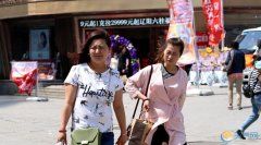 辽宁辽阳遇5级大风 美女被吹乱秀发
