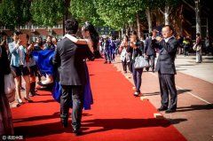 北京高三学生成人礼美女帅哥云集 1年学费17万