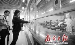一米六美女机器人做刀削面 大学生尝鲜成粉丝