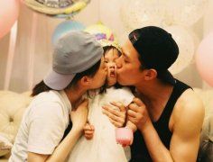 邓超孙俪为女庆生私照曝光 网友:小花妹妹的脸在夹缝中求生存!