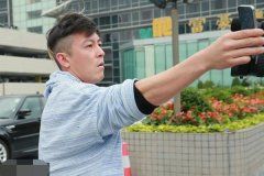 不爽被问当爹一事，陈冠希爆粗口骂人，然而他