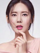 刘诗诗现身机场 展优雅人妻范儿