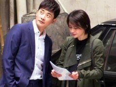 古力娜扎潮装现身机场秀玉腿郑爽拍新戏脸变圆润超爱笑