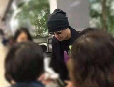 胡歌在美近照曝光 网友奇葩评论：有一种帅气舅