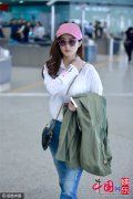 赵丽颖装扮清新似少女 餐厅与友热聊娇笑甜cry