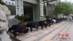 江苏城管队员集体罚做俯卧撑 回应：下周领导也