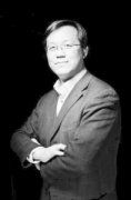 卓伟摄影团队辞职 网友：接下来要面对两个阵营的狗仔了