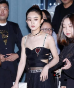 赵丽颖穿抹胸透视裙现身 赵丽颖身材原来这么好
