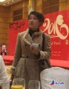 上海地铁吃凤爪女现身公司年会 被曝身价不降反