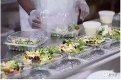 70岁老人开“过期食品”超市 米其林主厨加入