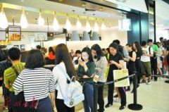 火爆奶茶催生跑腿代购“产业链” 外卖平台雇人“变装”排队