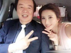 林志玲现身 某高层一直拉着她的手不肯放(图)