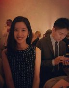 网友偶遇刘强东章泽天 奶茶妹妹甜美可爱老公在一旁玩手机