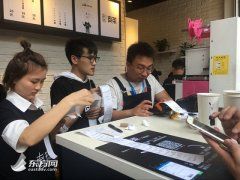 网友创意变现实 “丧茶”亮相魔都玩“快闪”遭吐槽