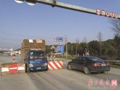 乌镇回应“水泥墩阻隔交通”：所涉桥梁是危桥，正新修道路
