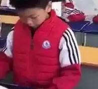 小学生带感情朗读课文 读到刘胡兰牺牲不禁哭泣