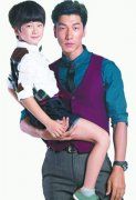 张亮父子合影成麻辣烫招牌 本尊索赔180万