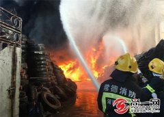 澧县一废旧轮胎收购点起火浓烟滚滚 未造成伤亡