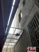 目击者忆桂林3死血案：2学生从窗户跳下砸穿民房